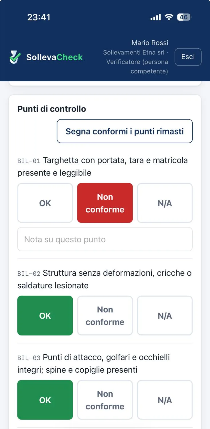 La verifica aperta sul telefono: per ogni punto di controllo tre tasti — OK, Non conforme, N/A. Il primo punto è segnato non conforme in rosso e sotto è comparso il campo per la nota.